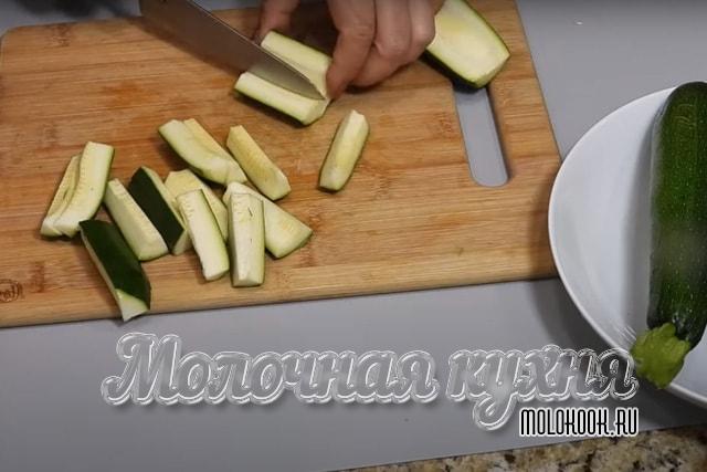 Кабачки, порезанны на брусочки