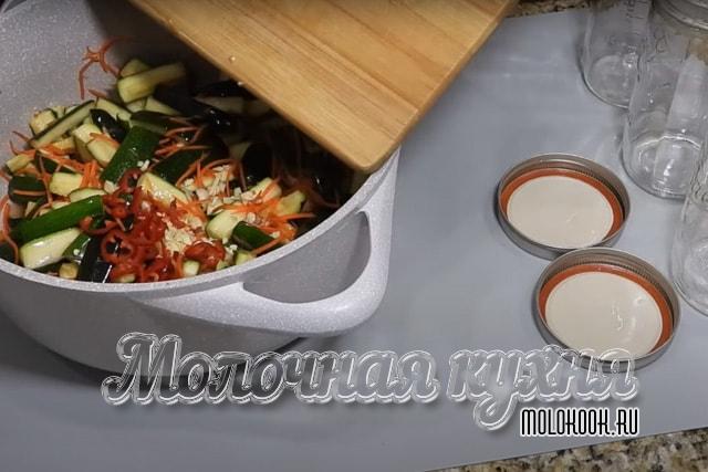 Добавление чеснока и измельченного острого перца