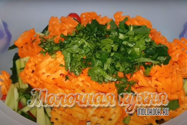 Измельченная петрушка и морковь добавлены