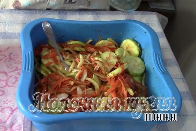 Кабачковые кружочки с овощами по-корейски