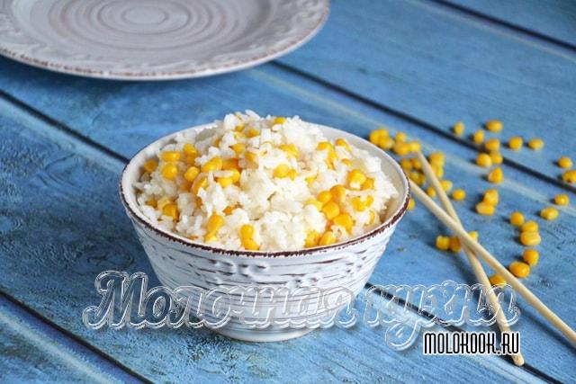 Отварной рис с кукурузными зернами