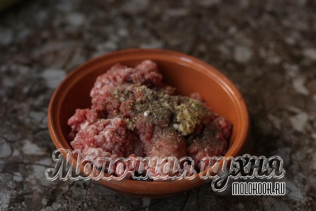 Фарш в миске