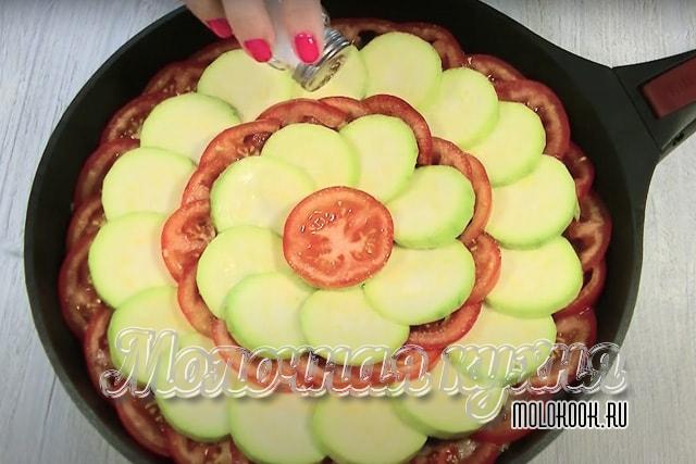 Кусочки кабачков выложены