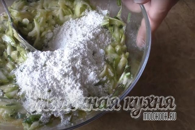 Мука высыпана