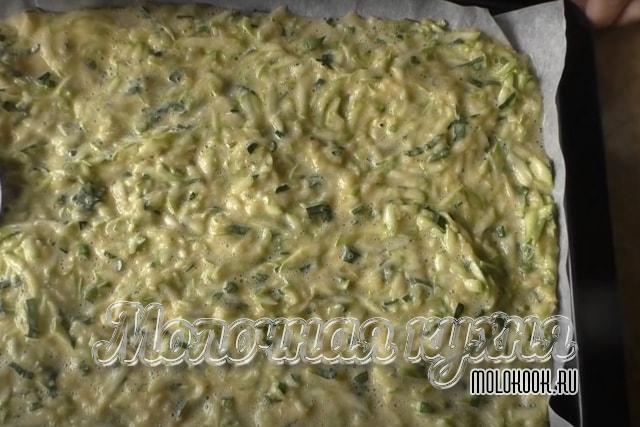 Масса выложена на противень