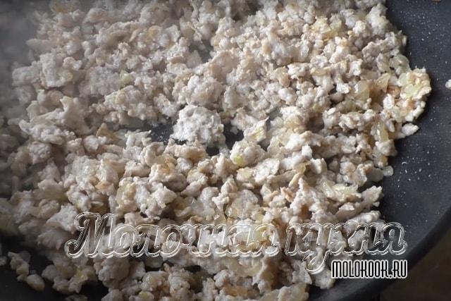 Обжаривание мясного фарша и шампиньонов