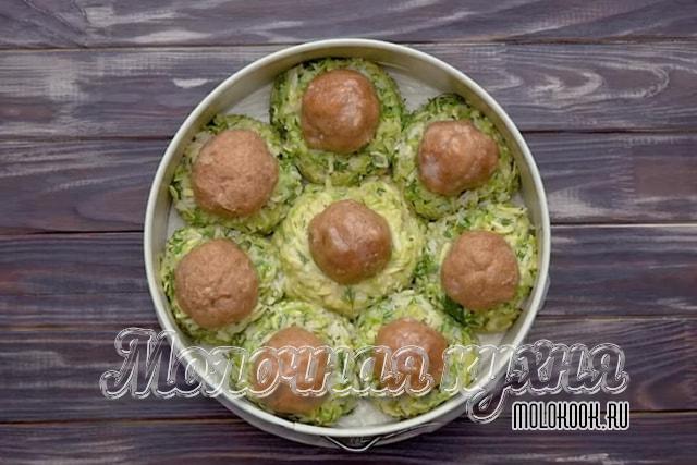 Мясные шарики выложены в углубление