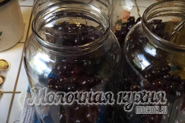 Вишня перебрана, вымыта, разложена