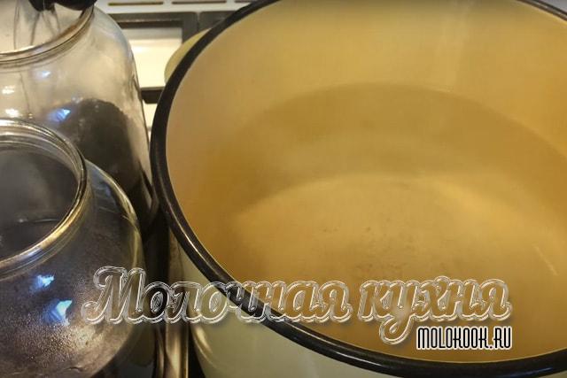 Горячая воды налита до уровня вишни