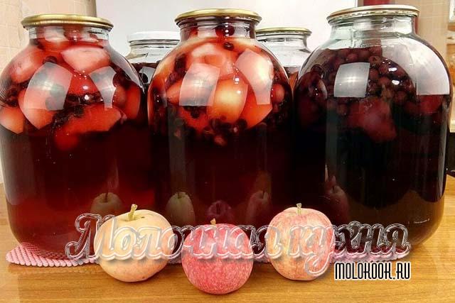 Коспот из ягод смородины и вишни с дольками яблок