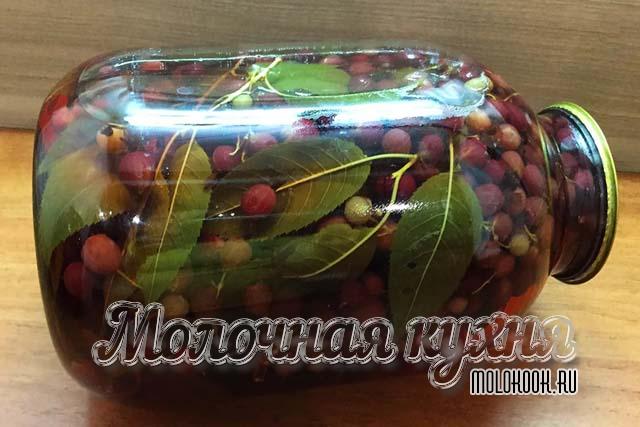 Крыжовенный компот с листьями вишни