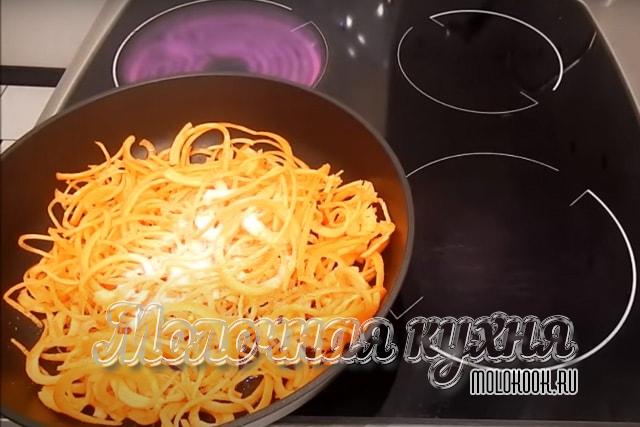 Сахар-песок и соль добавлены к морковке