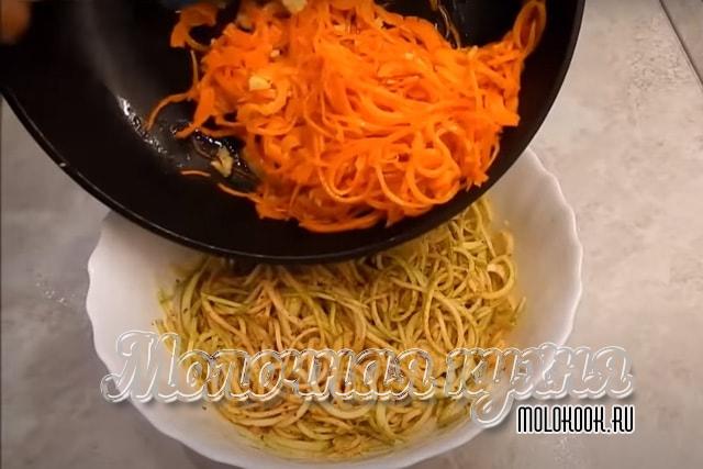 Добавление прогретой моркови к тертым кабачкам