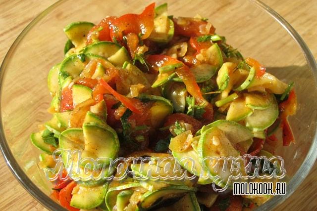 Кабачки, нарезанные кружочками и замаринованные в корейской заправке