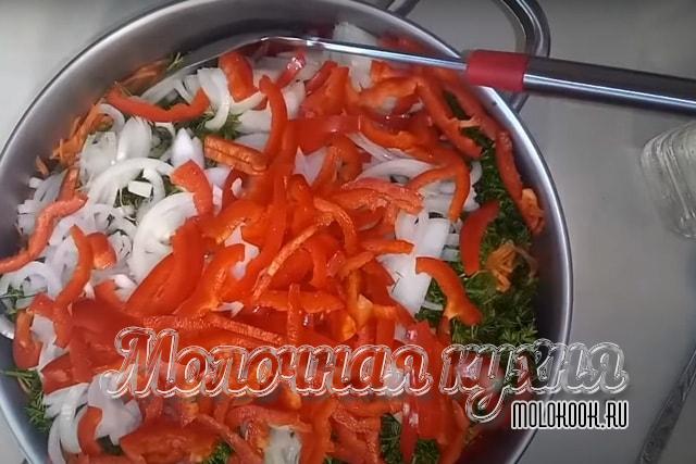 Измельченные ингредиенты высыпаны в кастрюлю