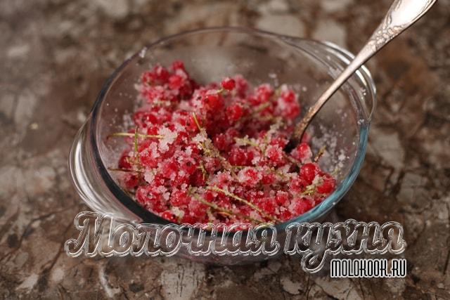 Перемешивание смородины с сахарным песком