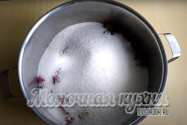 Сахарный песок высыпан в общую емкость