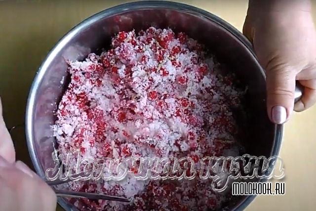 Содержимое кастрюли перемешано