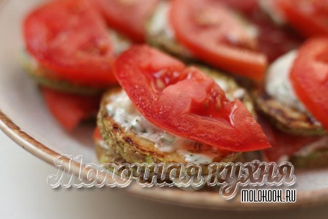 Кабачковые кружочки с помидорами, чесноком и майонезом