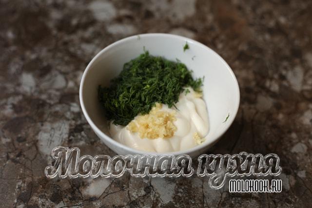 Составляющие соуса в миске