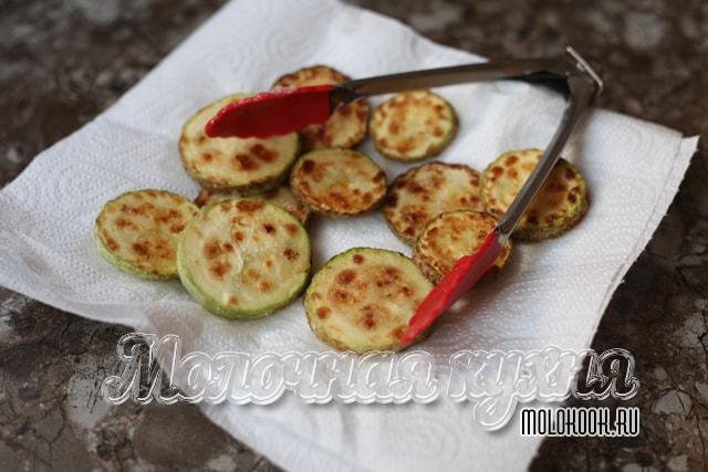 Обжаренные кабачки на салфетке