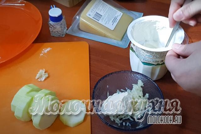 Смешивание сметаны с чесноком