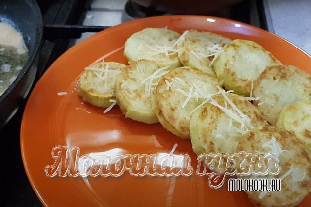 Жареные кабачки посыпаны сыром