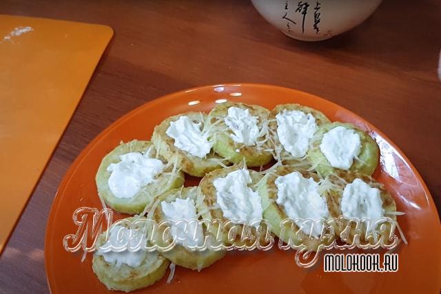Закуска смазана сметанным соусом
