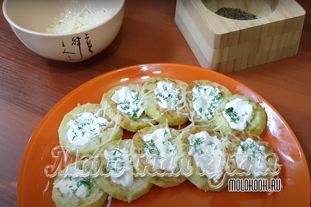 Блюдо посыпано рубленым укропом