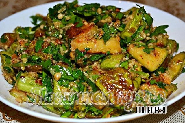 Кабачки, поджаренные с грецкими орехами и чесноком
