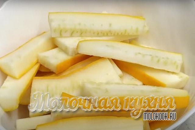 Кабачок порезан брусочками