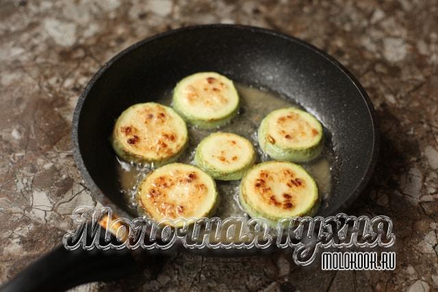 Кабачки покрылись румяной корочкой на сковородке