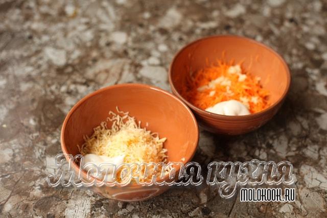 Сырок и морковка натерты