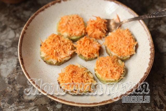 Закуска смазана сыром и тертой морковкой