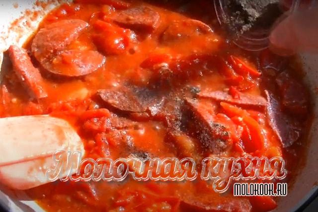 Молтый черный перец и чеснок добавлены