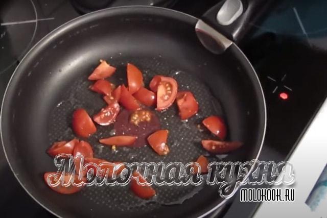 Кусочки томатов на сковороде