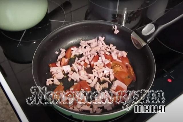 Мелко порезаная докторская колбаса добавлена