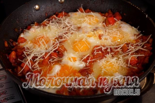 Блюдо посыпано тертым сыром