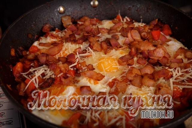 Блюдо посыпано кусочками бекона
