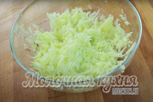 Кабачки потерты и посолены