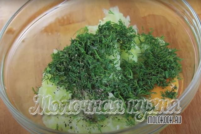 Молотый перец, измельченный укроп и куриное яйцо добавлены