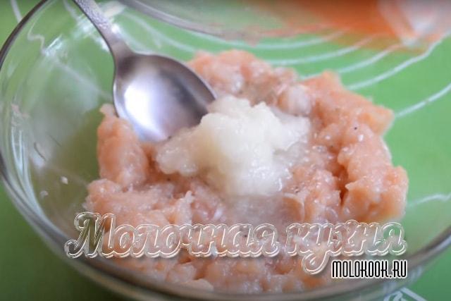 Мясной фарш и измельченный лук в миске