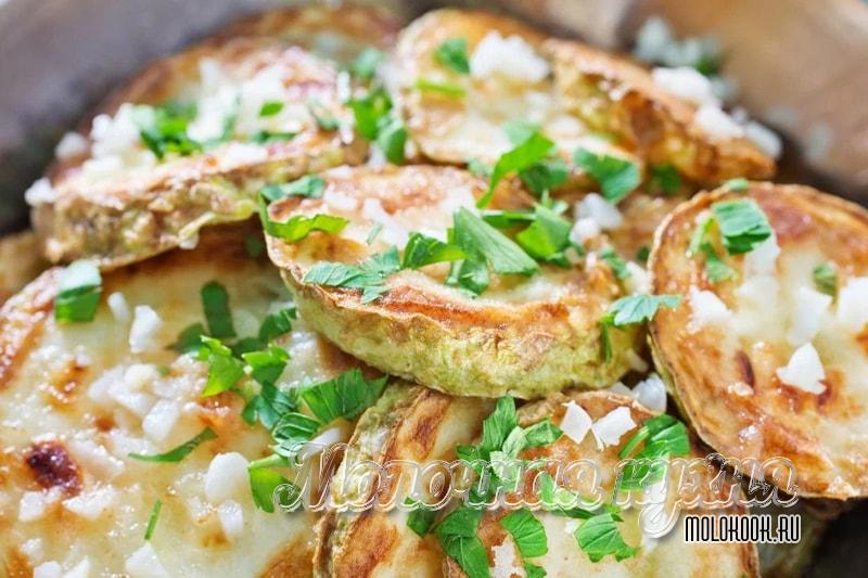 Обжаренные кружочки кабачков с чесноком и зеленью