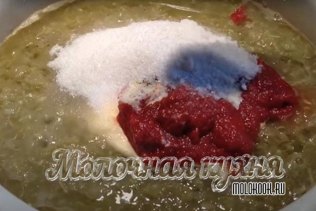 Томат и майонез добавлены