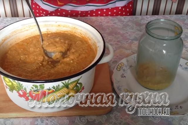 Икра разложена по банкам