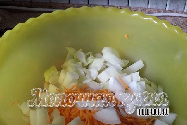 Порезанный лук и натертая морковка