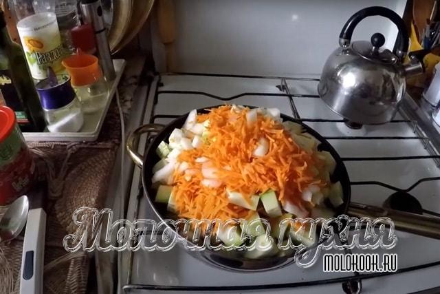 Овощи смешаны в сотейнике
