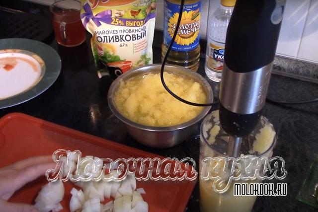 Лук очищен и порезан