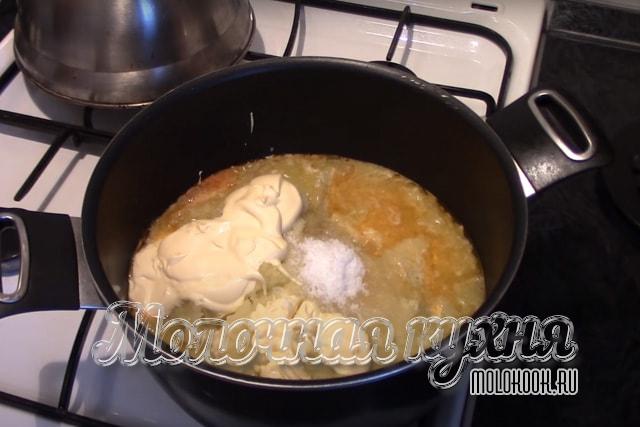 Высыпать соль, сахар, положить майонез, перец