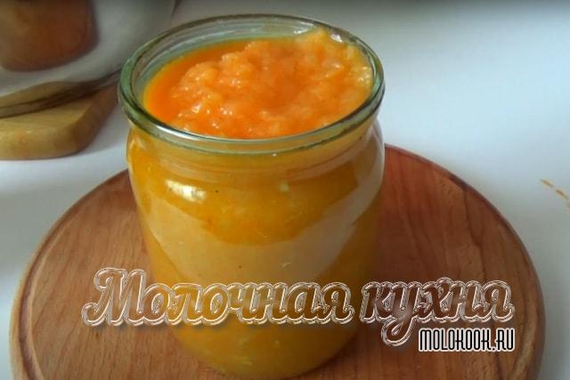 Икра переложена из кастрюли в простерилизованные банки
